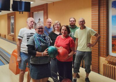 Skupinové foto před bowlingem